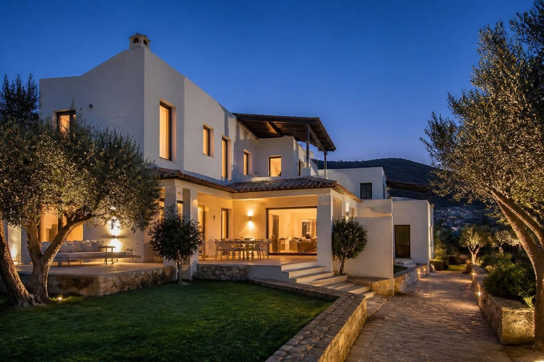 Casa unifamiliar con jardín al atardecer