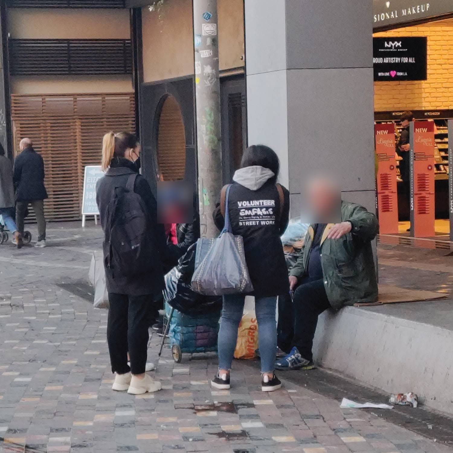 Voluntarias de Emfasis Foundation haciendo streetwork en el centro de Atenas