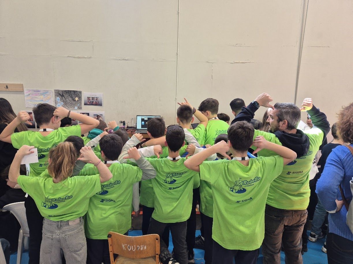 Alumnos del equipo Robo8o con las camisetas del equipo