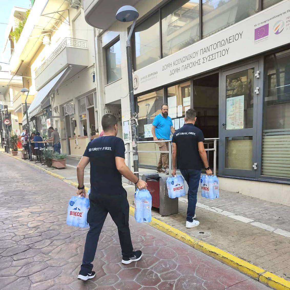 Empleados de Sigma llevan agua embotellada para los afectados por las inundaciones en Tesalia